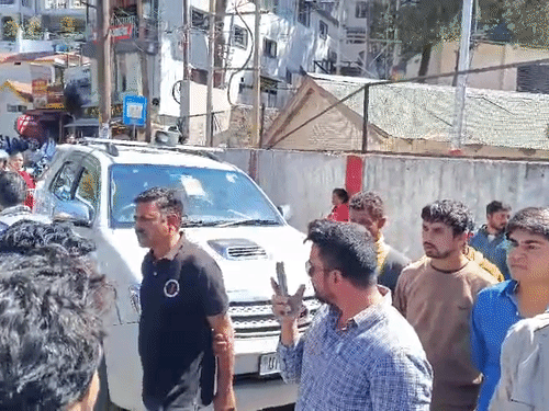 मौके पर SDM पहुंचे तो पहले उन्होंने फॉर्च्यूनर रोककर साइड में खड़ी करवाई। तब जाकर जाम खुल पाया।