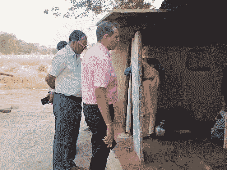 सुसाइड के बाद पुलिस की टीम मौके पर पहुंची।