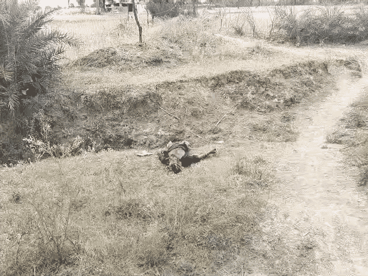 युवक की पीट-पीटकर हत्या के बाद लाश फेंकी।