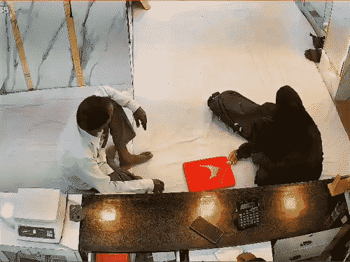 गुरुवार दोपहर बुर्का पहनकर पायल ज्वेलरी शॉप पर पहुंची थी। बैठते ही उसने दुकानदार से पानी मांगा।