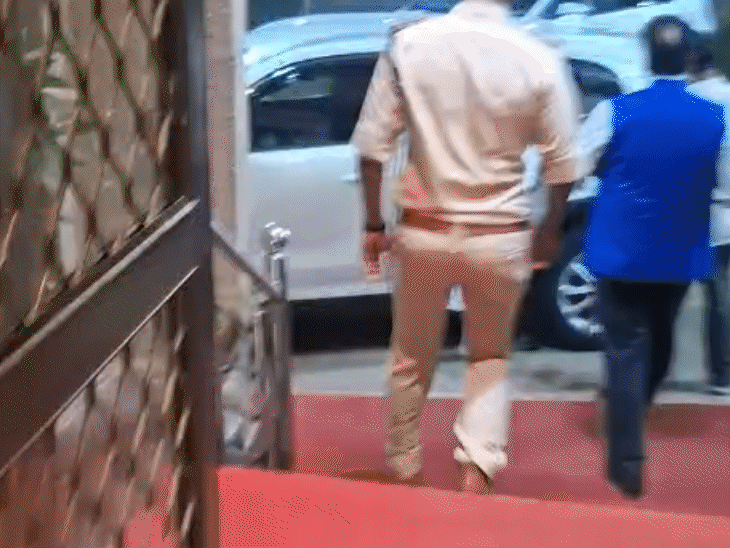 कांग्रेस नेताओं ने प्रमुख सचिव अरविंद शर्मा से सवाल किए लेकिन वे बिना जवाब दिए ही विधानसभा से चले गए।