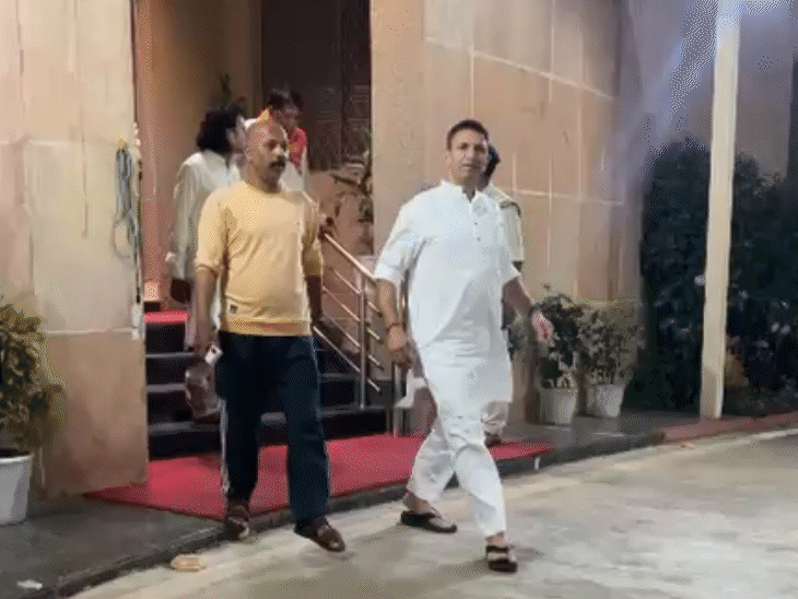 सचिवालय खुलने की सूचना मिलते ही पीसीसी चीफ जीतू पटवारी, दूसरे कांग्रेसी नेताओं के साथ विधानसभा पहुंच गए।