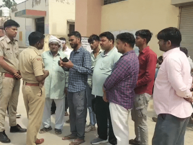 मॉर्च्युरी में मौजूद परिजनों से पुलिस ने पूछताछ की साथ ही कार को जब्त किया गया है।