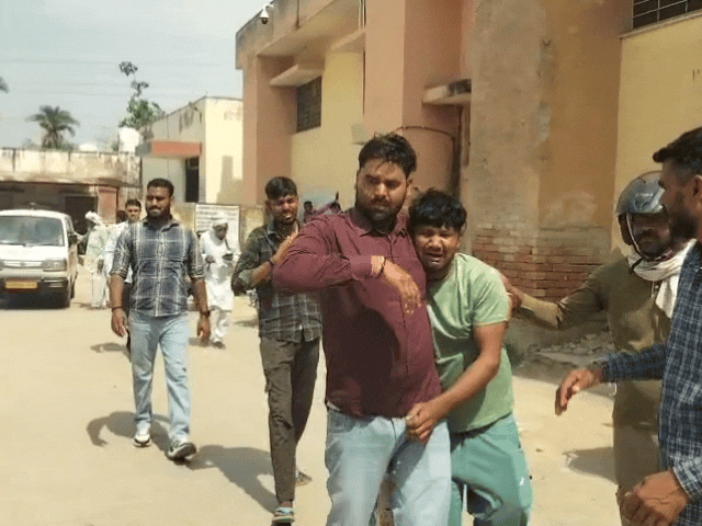 तस्वीर, अनुराग के चाचा की है। उसकी मौत होने के बाद चाचा खुद को संभाल नहीं पाए और रोने लगे।