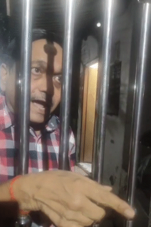 डॉक्टर घर का गेट बंद कर सफाई देते रहे। उनका कहना है कि छात्रा के आरोप बेबुनियाद हैं।