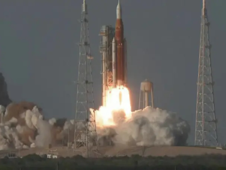 सुबह 4:05 बजे 'स्पेस लॉन्च सिस्टम' (SLS) ओरियन स्पेसक्राफ्ट में सवार 4 अंतरिक्ष यात्रियों को लेकर चांद की ओर रवाना हुआ।