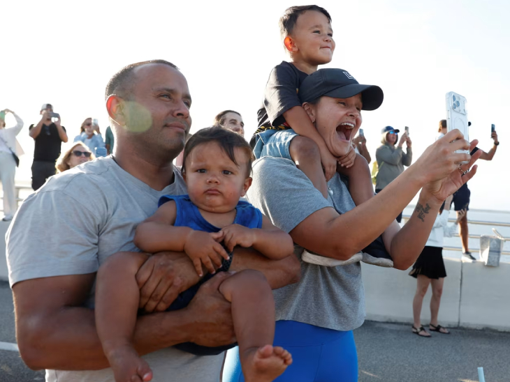 फ्लोरिडा के टाइटसविले में नासा के केनेडी स्पेस सेंटर से लॉन्च हुए नेक्स्ट-जनरेशन मून रॉकेट (SLS) और ओरियन क्रू कैप्सूल को देखने के लिए जुटे लोग।