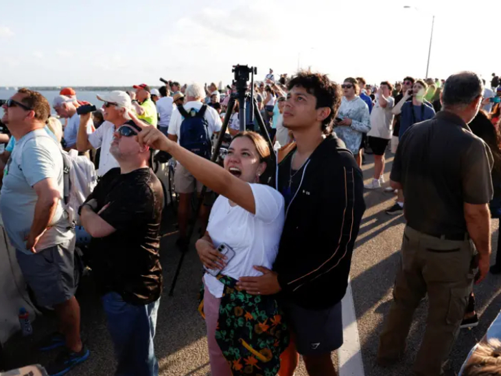 जैसे ही यह ऐतिहासिक नजारा सामने आया, वहां मौजूद भीड़ खुशी से झूम उठी। लोगों के चेहरों पर जीत की मुस्कान और इस अद्भुत पल को देखने की हैरानी साफ झलक रही थी।