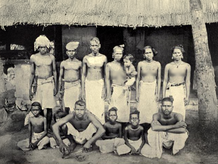 20वीं सदी शुरुआत तक भी केरलम की कई जातियों में महिलाएं स्तन नहीं ढंकती थीं। तस्वीर थिय्या समुदाय के एक परिवार की। (Courtesy: George J Thaliath Foundation)