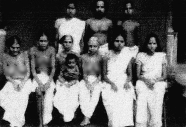 इतिहासकारों के मुताबिक 20वीं सदी की शुरुआत में भी कई नायर और ब्राह्मण परिवारों में वृद्ध महिलाएं शरीर के ऊपरी हिस्से में वस्त्र नहीं पहनती थीं। इस समय तक युवा महिलाओं ने साड़ी पहनना शुरू कर दिया था। Courtesy: Matampu Kunhukuttan