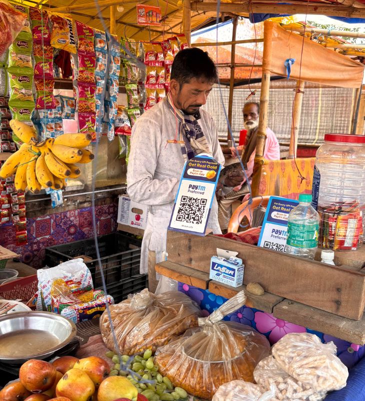 ये सुनाउद्दीन हैं। फलों की दुकान चलाते हैं। कहते हैं कि दूसरे देशों से आए हिंदुओं को नागरिकता देने की बात होती है। मुसलमानों को बांग्लादेशी बताकर हटाया जा रहा है।