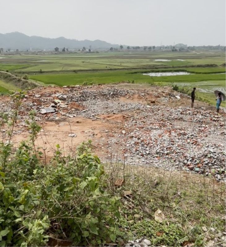 धुबरी के संतोषपुर में इसी जगह बुलडोजर चला था। यहां अब भी लोग मलबे से ईंटें बीनने आते हैं।