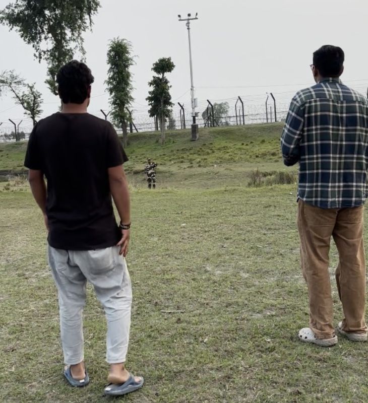 बाड़ के उस पार बांग्लादेश की सीमा शुरू होती है। यहां BSF तैनात है। बाड़ के करीब जाने की मनाही है।