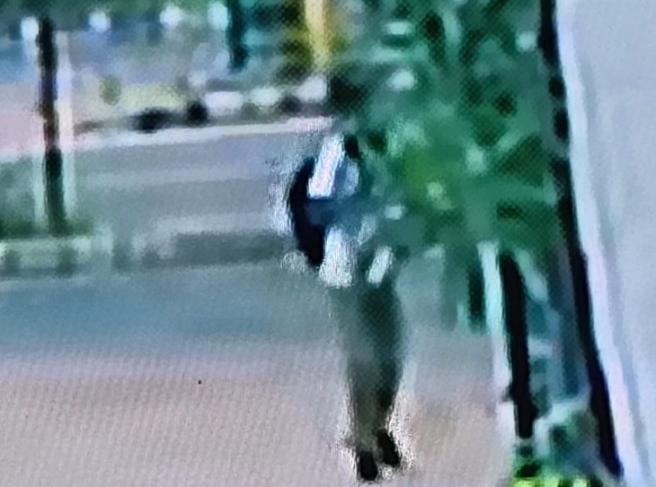 चंडीगढ़ में पंजाब BJP ऑफिस के पास खड़ा हमलावर।