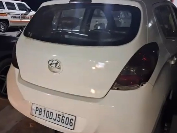 घटनास्थल पर खड़ी कार।