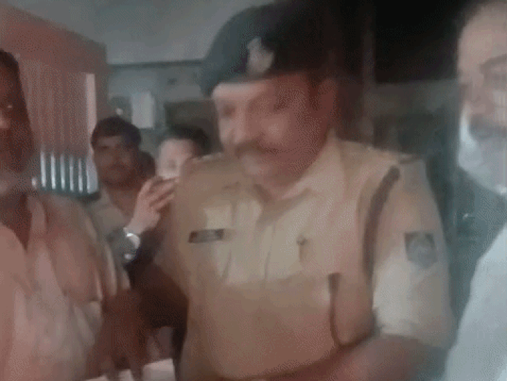 ऑल इंडिया जमीयतुल कुरैश (एमपी) की ओर से थाना तलैया पुलिस को ज्ञापन सौंपा गया।