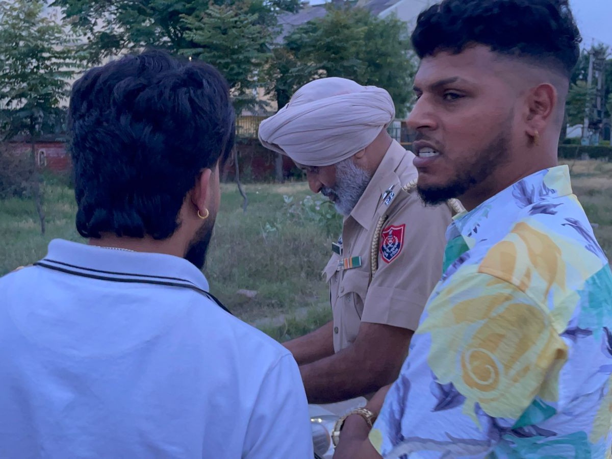 मामले की जांच करती पुलिस।