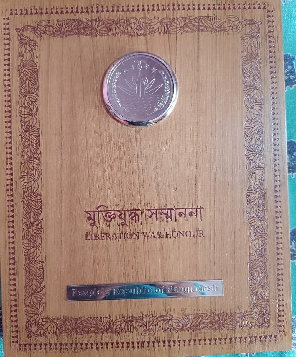 बांग्लादेश की ओर से दिए गए मेडल को 2 अप्रैल को भारतीय सेना ने शहीद के परिवार वालों को सौंपा।