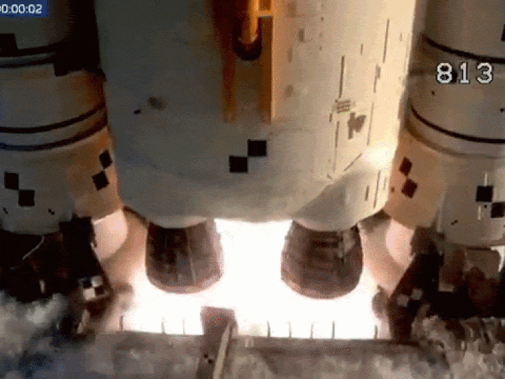 On April 1, at 4:05 am, the 'Space Launch System' (SLS) took off towards the Moon carrying 4 astronauts aboard the Orion spacecraft.