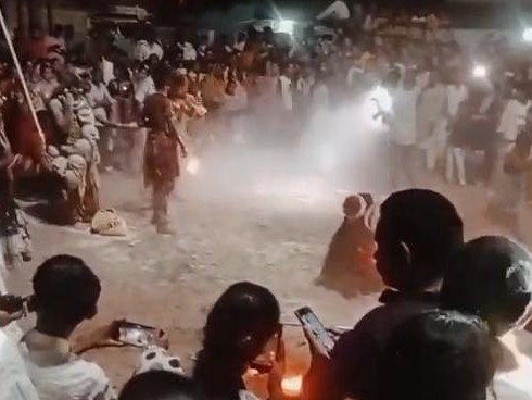 शोभायात्रा में कलाकार मुंह में ज्वलनशील पदार्थ लेकर आग के साथ प्रदर्शन कर रहे थे।