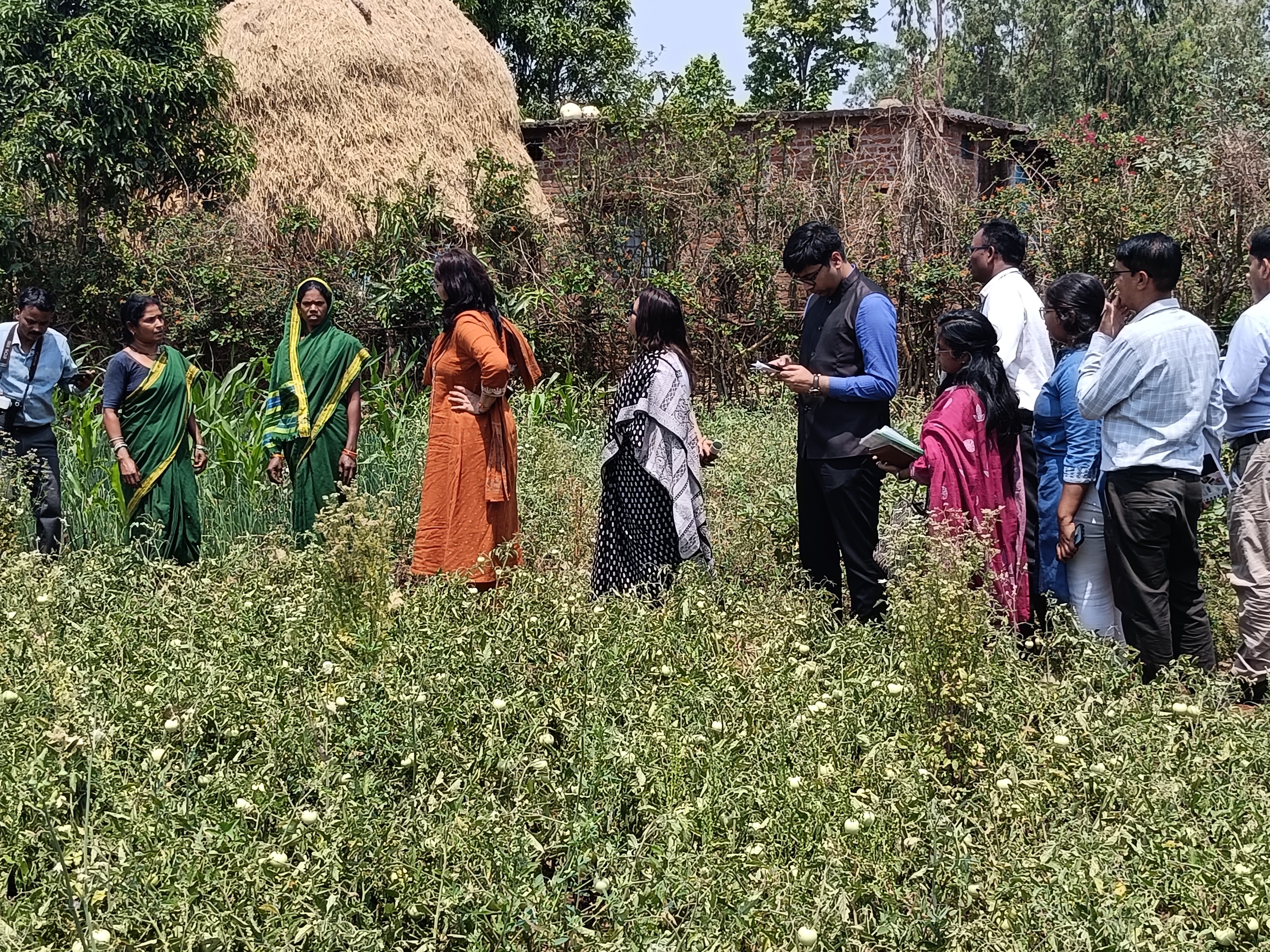 MP Organic Farms Visit: Joint Secretary Tastes Nal-Jal Water in Dindori