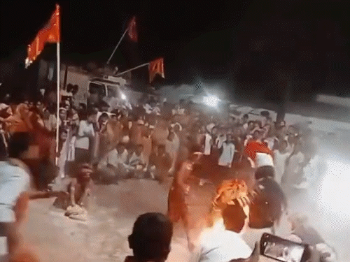 शोभायात्रा में महिला काली मां बनी करतब दिखा रही थी, अचानक आग की चपेट में आ गई।