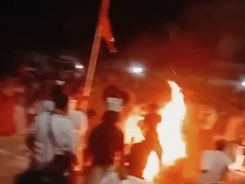 महिला को बचाने के प्रयास में उसके दो अन्य साथी भी आगे आए, वे भी आग की चपेट में आ गए।