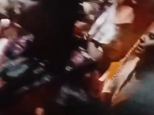 इस हादसे में महिला समेत तीन लोग गंभीर रूप से झुलस गए।