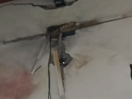 सिरसा में एक मकान पर बिजली गिरने के बाद दरारें आ गई। घटना में एक युवती भी घायल हो गई।