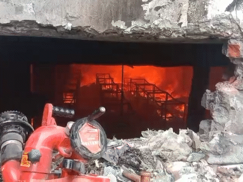 फैक्ट्री में रखा कच्चा और तैयार माल जलकर पूरी तरह जल गया।