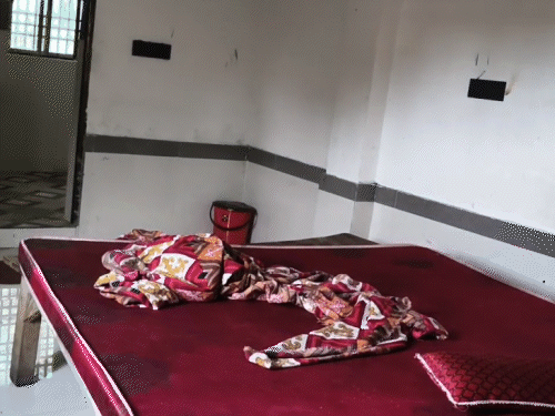 कमरों के अंदर इस तरह से बेड रखे गए थे।