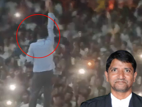 यह विजुअल मुख्य आरोपी मोफक्करुल इस्लाम के भाषण देने का है। पुलिस के मुताबिक इसके बाद लोग भड़क गए और बीडीओ ऑफिस का घेराव कर लिया। - Dainik Bhaskar