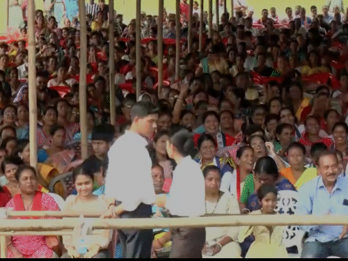 योगी की रैली में बड़ी संख्या में महिलाएं भी शामिल होने पहुंचीं।