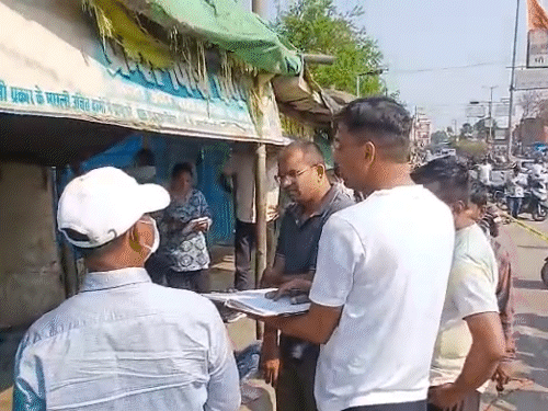 फोरेंसिक टीम ने घटनास्थल से सबूत जुटाए।