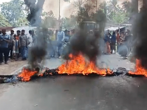 2 अप्रैल को प्रदर्शनकारियों ने नेशनल हाईवे-12 जाम किया। टायरों में आग लगा दी।