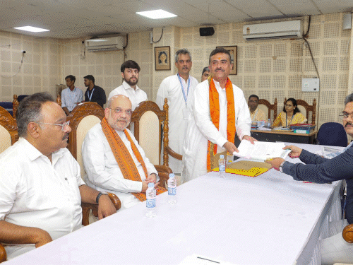 गुरुवारी बंगालमध्ये भाजपचे सुवेंदु अधिकारी आणि तामिळनाडूमध्ये TVK चे विजय व DMK चे उपमुख्यमंत्री उदयनिधी स्टालिन यांनी उमेदवारी अर्ज दाखल केले.