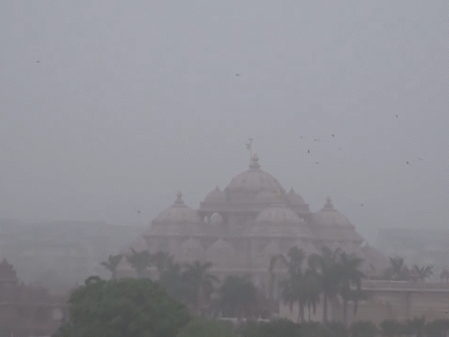दिल्ली के कई हिस्सों में शुक्रवार सुबह धूलभरी आंधी से विजिबिलिटी घटी। अक्षरधाम मंदिर के विजुअल्स।