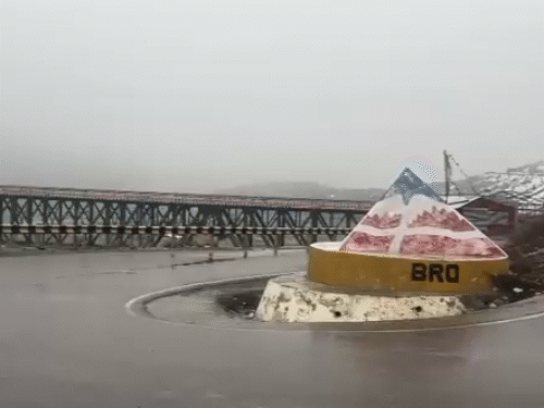 लाहौल घाटी में बीती शाम को बर्फबारी शुरू।