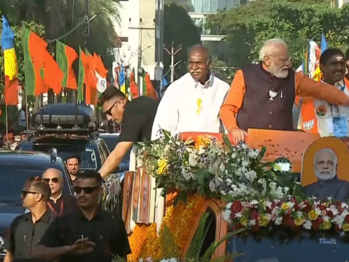 पीएम नरेंद्र मोदी ने शुक्रवार को पुडुचेरी में रोड शो किया।