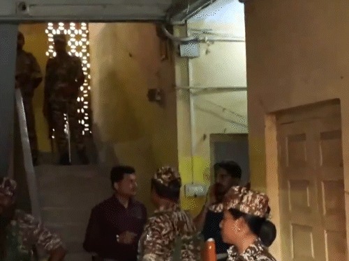 मालदा में जांंच करने पहुंचे NIA के अधिकारियों की तस्वीर।