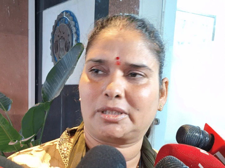 विधायक निर्मला सप्रे ने हाल ही में जबलपुर कोर्ट में कहा है कि वह अब भी कांग्रेस में हैं।