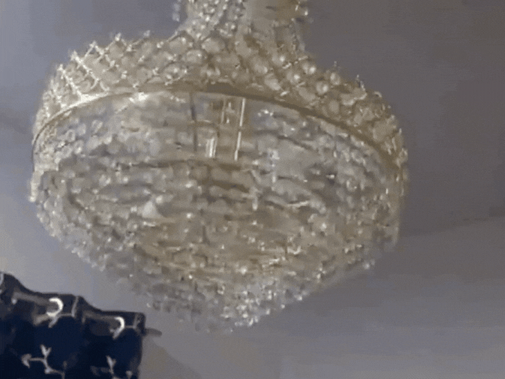 जम्मू-कश्मीर के श्रीनगर में भूकंप आने से झूमर हिलते हुए। - Dainik Bhaskar