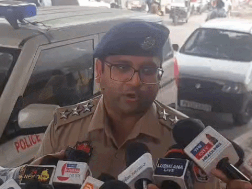 ACP जतिन बांसल जानकारी देते हुए।