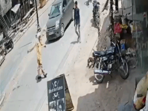 फरीदाबाद में तेज स्पीड़ बाइक सवार ने सड़क पार कर रहे बुजुर्ग को टक्कर मारी। - Dainik Bhaskar