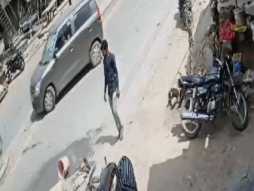 बाइक सवार ने अस्पताल में ऑटो से टक्कर मारने की झूठी कहानी बनाई और मौके से फरार हो गया।