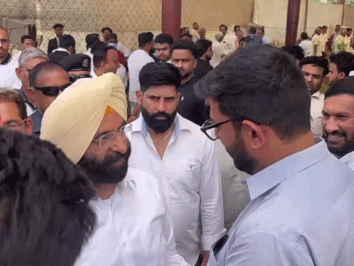 दिल्ली सरकार में मंत्री मनजिन्द्र सिंह सिरसा और दिग्विजय चौटाला एक-दूसरे से मिलकर मुस्कराते हुए दिखे।