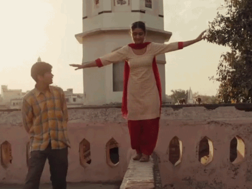 फिल्म के एक सीन को दौरान लीड एक्ट्रेस साक्षी दलाल। सोर्स- स्टेज एप