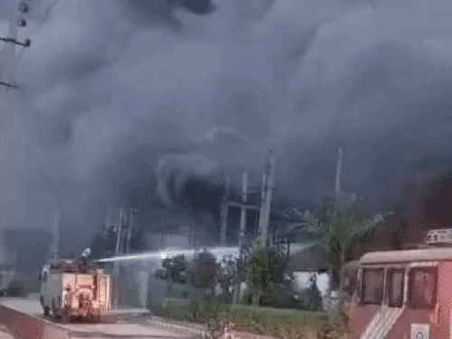 आग पर काबू पाने के लिए लगातार पानी की बौछार की जा रही हैं।