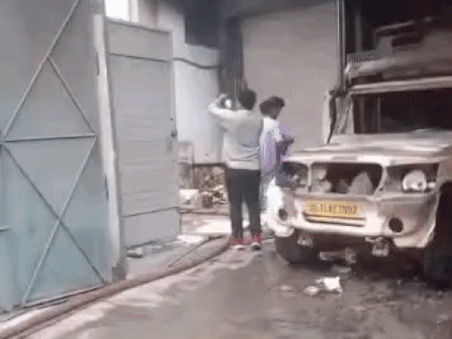 आग की चपेट में गाड़ी भी आ गई।