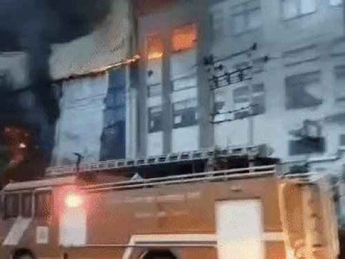 आग की लपटें इतनी तेज थी कि देखते ही देखते पास की तीन अन्य फैक्ट्रियां भी इसकी चपेट में आ गईं।